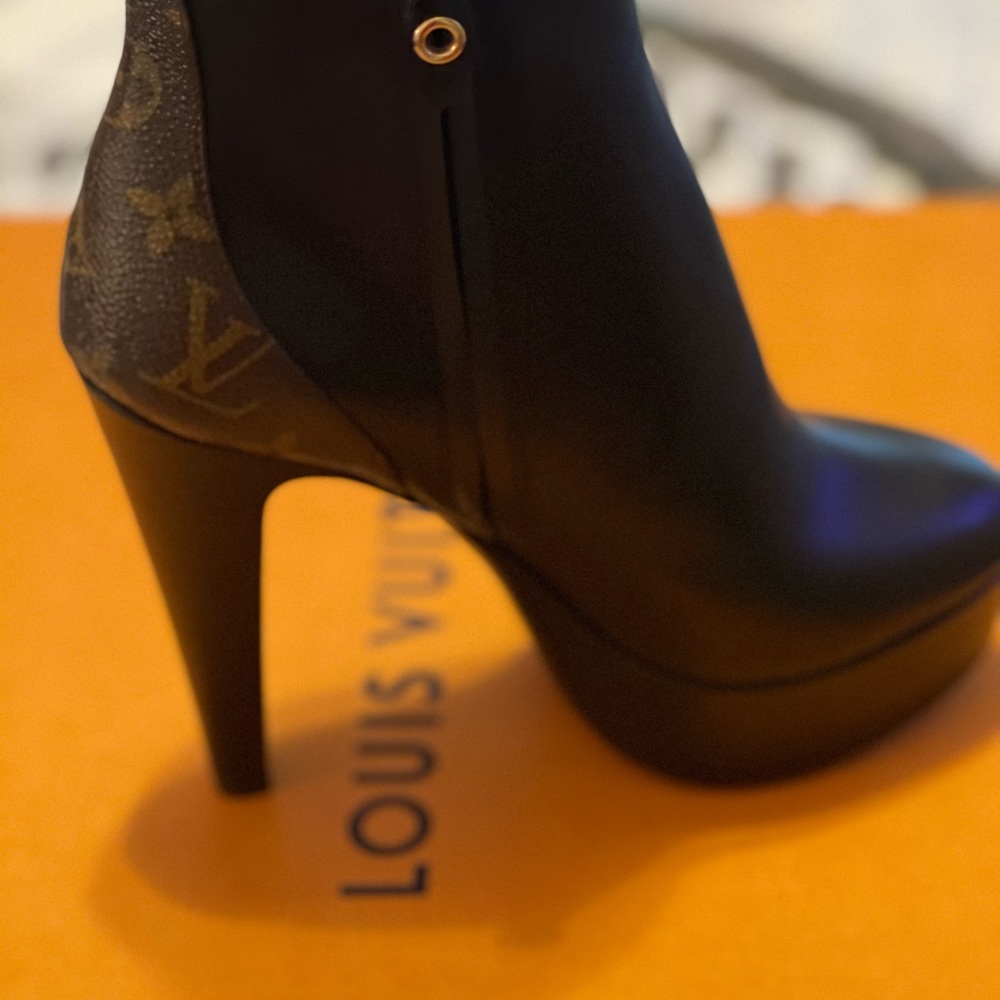 Louis Vuitton brand new never worn. They are narrow. - Picture 4 of 4